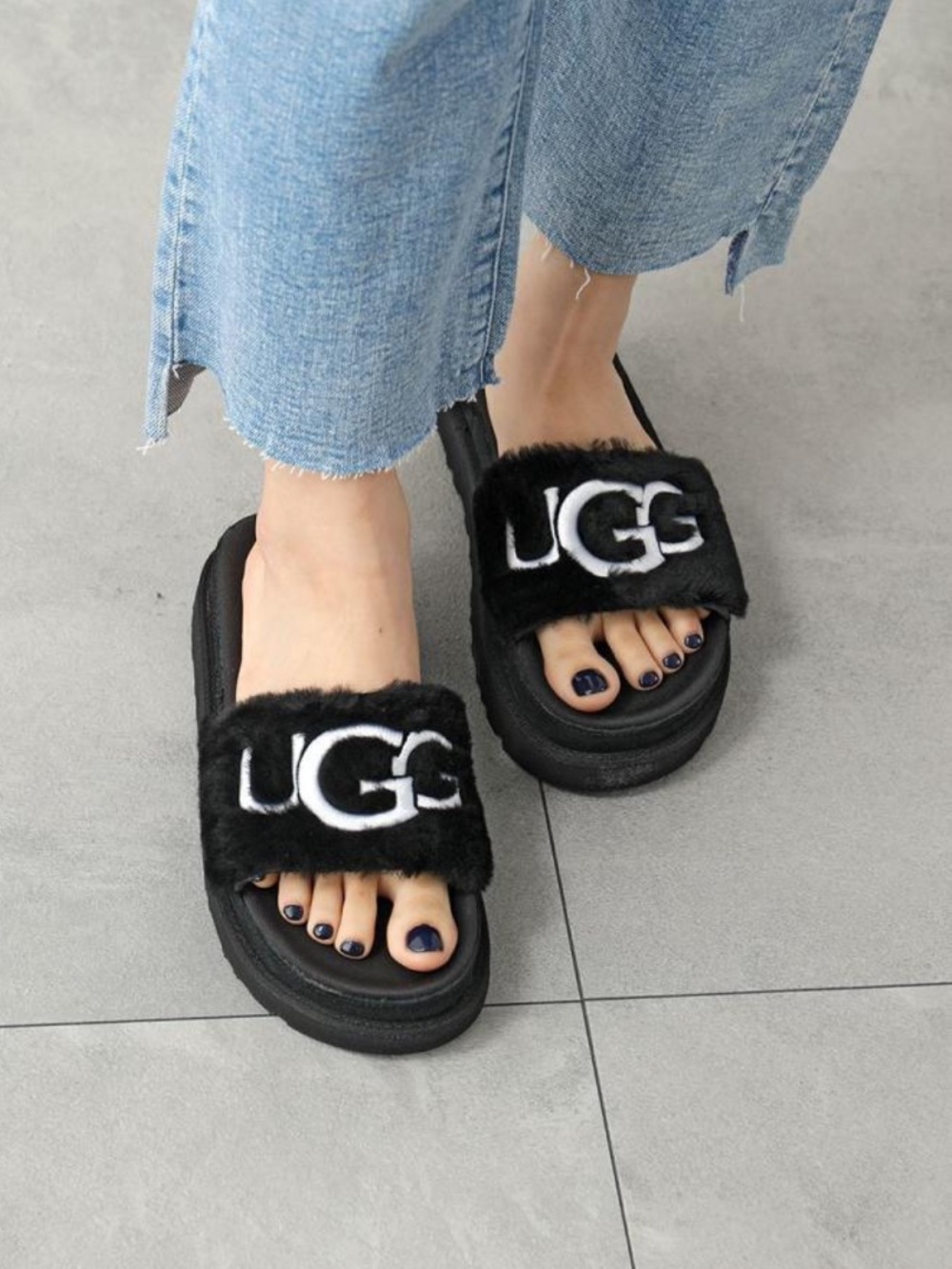 UGG Black Laton Fur Logo Slide Sandals Women’s Size 7